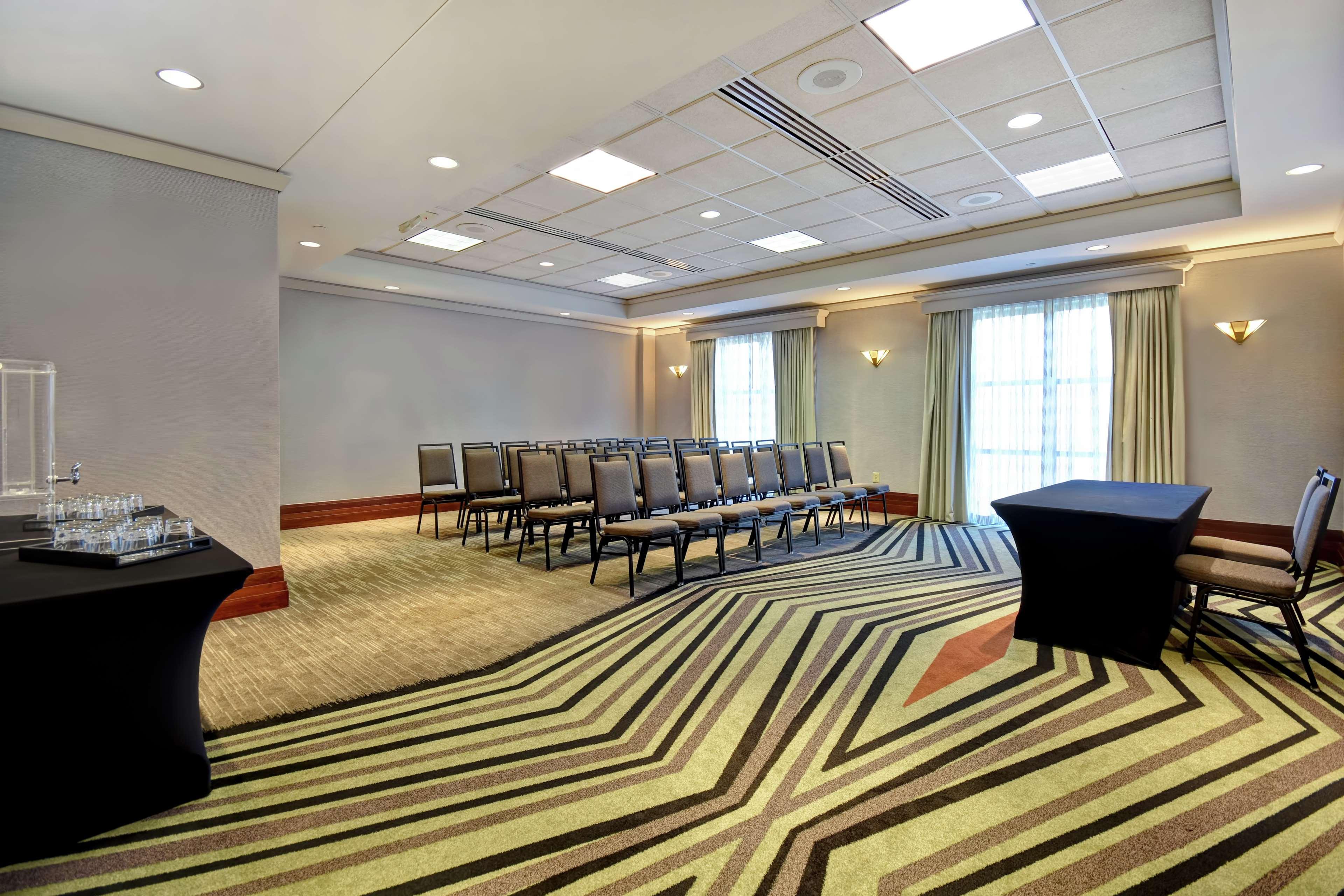Embassy Suites Литъл Рок Екстериор снимка