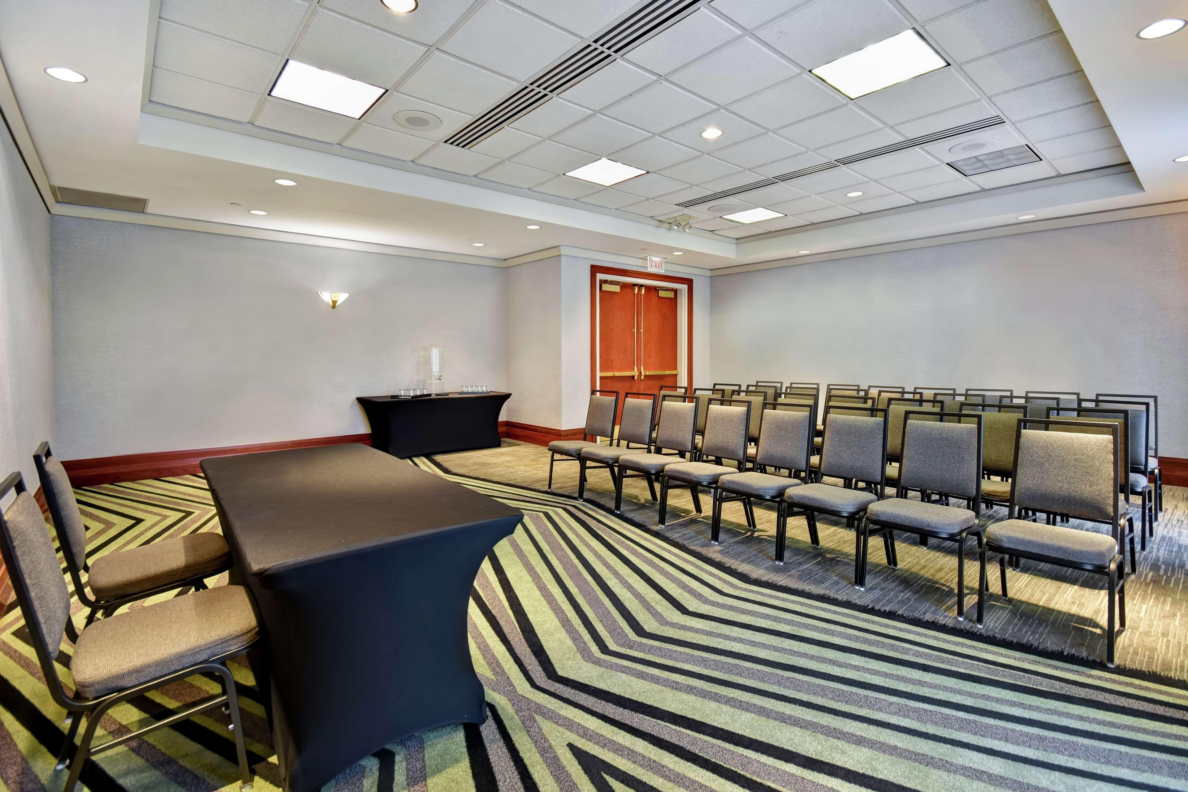 Embassy Suites Литъл Рок Екстериор снимка